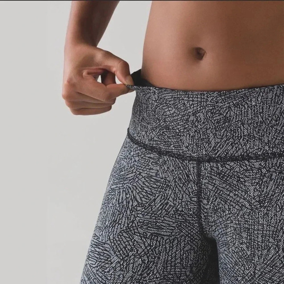 Lululemon Pace Rival Crop Line Up in White Black / Black - Picture 6 of 16